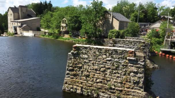 Vista in tempo reale del lungofiume di Elora — Video Stock