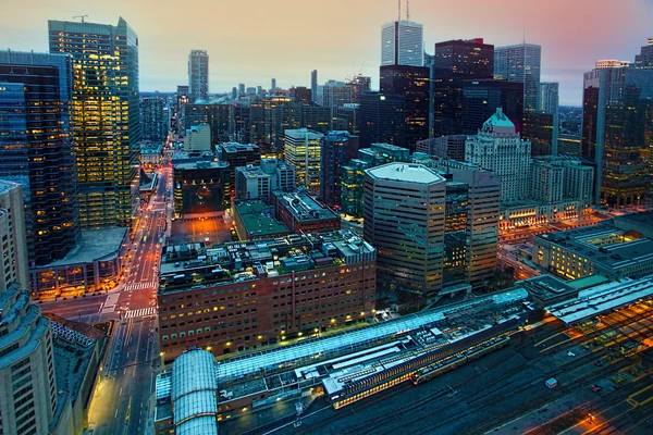 Mirando hacia el centro de la ciudad de Toronto en la oscuridad — Foto de Stock