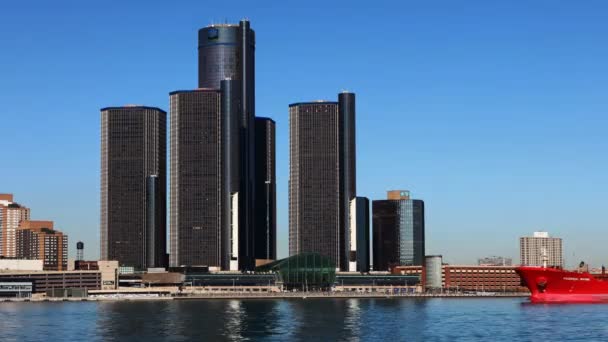 Timelapse del horizonte de Detroit con el paso del carguero en frente — Vídeos de Stock