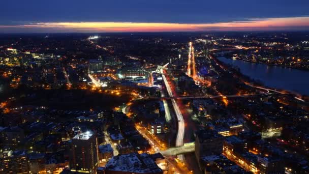 在晚上与缩放波士顿天际线的空中游戏中时光倒流 — 图库视频影像
