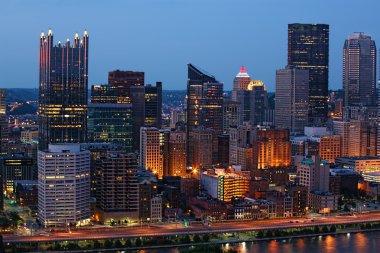 Pittsburgh şehir merkezinin gece görünümü