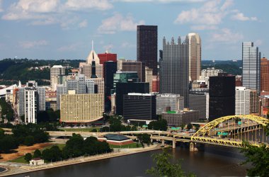 Pittsburgh şehir merkezinin havadan görünümü