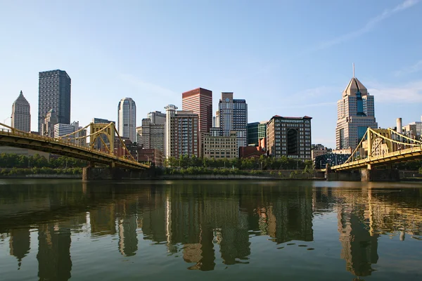 Pohled na centrum města Pittsburgh mezi dvěma mosty — Stock fotografie