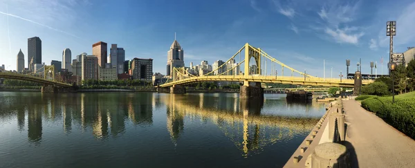 Panorama del centro de Pittsburgh entre dos puentes — Foto de Stock