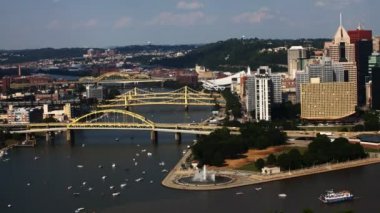 İki köprü arasında Timelapse Pittsburgh manzarası 