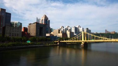 Güneşli bir Timelapse Pittsburgh manzarası