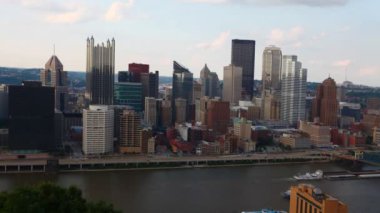 Nehrin karşısındaki Timelapse Pittsburgh manzarası