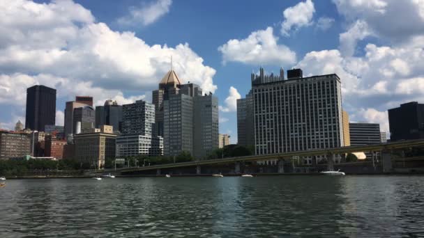 Pittsburgh skyline a través del río — Vídeos de Stock