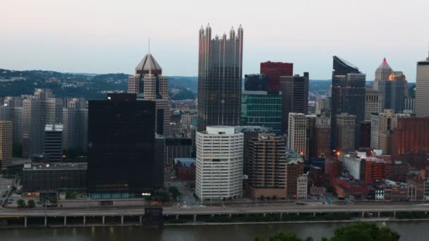 Dag naar nacht timelapse Pittsburgh skyline — Stockvideo