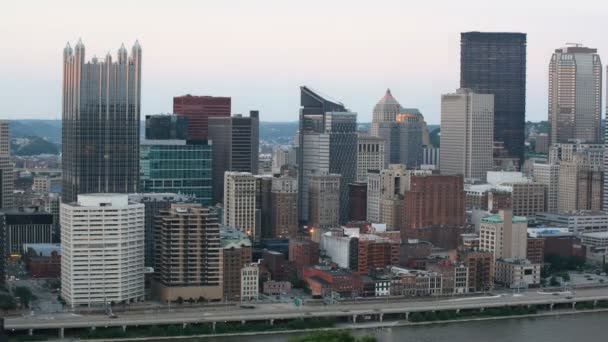 Den na noční timelapse centrum města Pittsburgh — Stock video