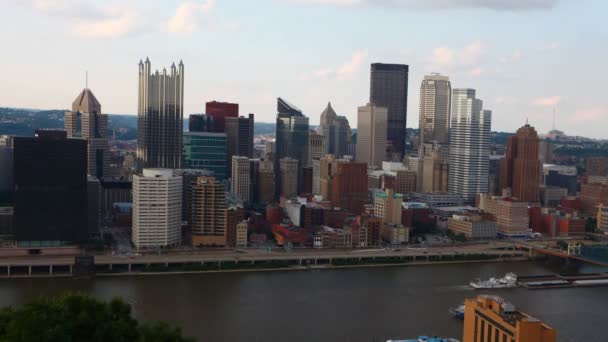 Timelapse Linha do horizonte de Pittsburgh através do rio — Vídeo de Stock