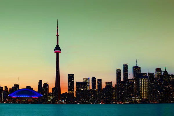 Toronto, Canadá centro da cidade como a noite cai — Fotografia de Stock