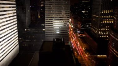 Manhattan'ın gece trafik 4 k Ultrahd A akarsu