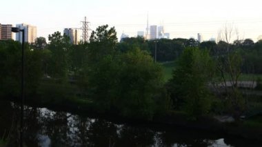 4 k Ultrahd hareket kontrol pan timelapse Toronto Don Valley Parkway trafik