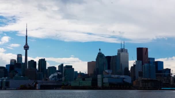 4 k Ultrahd 游戏中时光倒流在多伦多，加拿大与厚厚的云层 — 图库视频影像