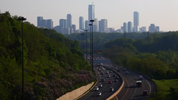 4k Ultrahd Timelapse van Don vallei Parkway verkeer in Toronto — Stockvideo