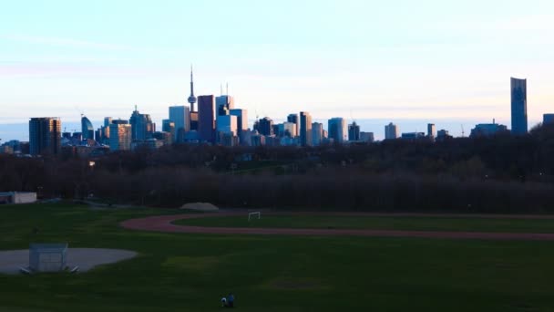 4K UltraHD Día a noche timelapse en Toronto con parque en frente — Vídeo de stock