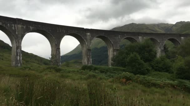 4K UltraHD O Viaduto Glenfinnan nas Terras Altas da Escócia — Vídeo de Stock