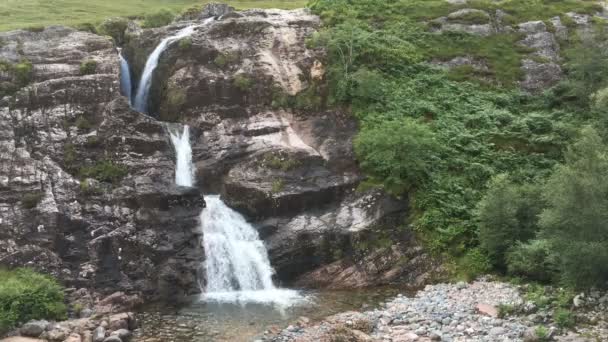 Водопад 4K UltraHD в районе Гленко в высокогорье Шотландии — стоковое видео