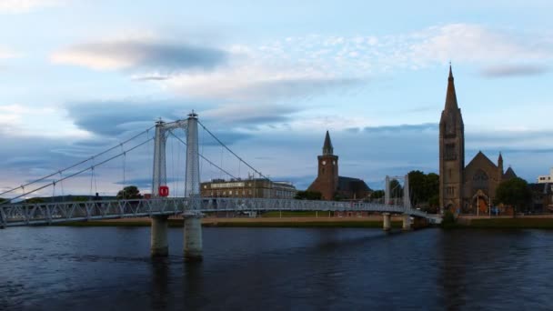 4k Ultrahd Timelapse z katedrály a mostu v Invernessu ve Skotsku — Stock video