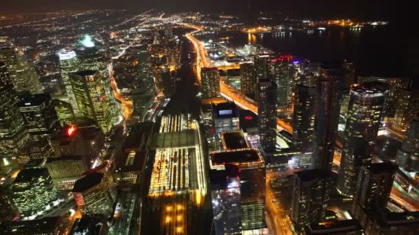 4k ultrahd eine Zeitraffer-Antenne des Verkehrs in Toronto, Kanada in der Nacht — Stockvideo