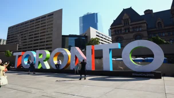 4K UltraHD Pessoas desfrutando de letras grandes ortografia Toronto — Vídeo de Stock