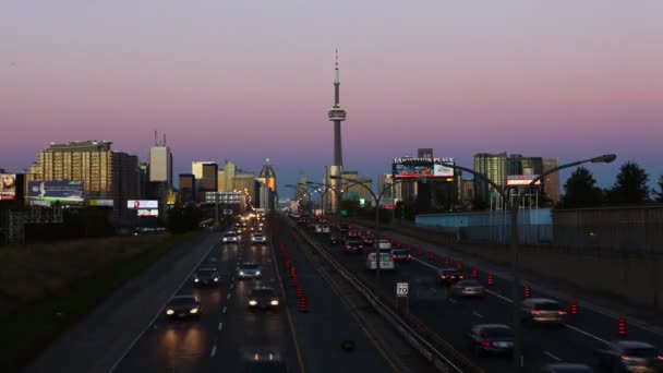 4 k Ultrahd A 游戏中时光倒流看法的夜交通浇注出城 — 图库视频影像