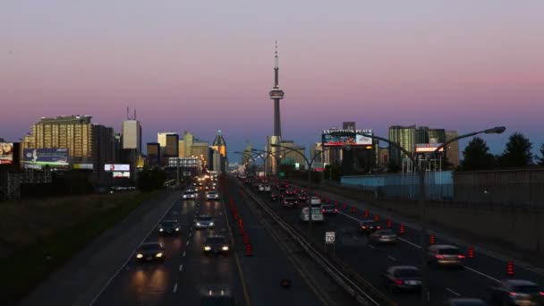 4K UltraHD Una vista de lapso de tiempo del tráfico nocturno saliendo de la ciudad — Vídeos de Stock