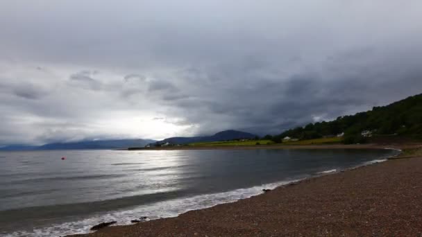 4 k Ultrahd 暗乌云笼罩的尼斯湖和山附近的 Onich 苏格兰 — 图库视频影像