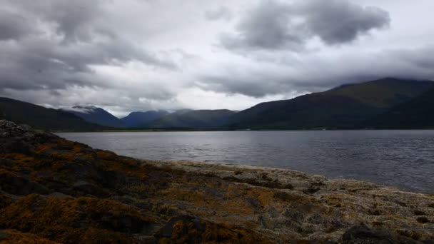 Nuvens de tempestade 4K UltraHD sobre as montanhas e Loch perto de Onich, Escócia — Vídeo de Stock