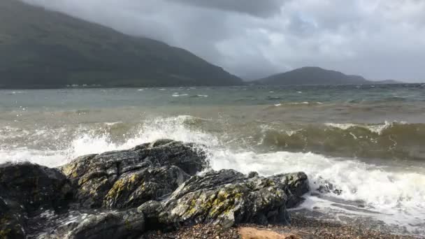 4K UltraHD Ondas quebrar em Loch Linhe na Escócia — Vídeo de Stock