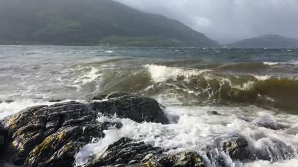 4k Ultrahd dalgalar Loch Linhe, İskoçya kırmak. — Stok video