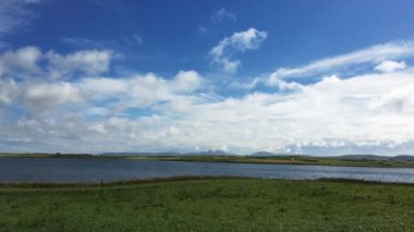 4k Harray Loch Ultrahd manzaraya, Orkney güneşli bir günde
