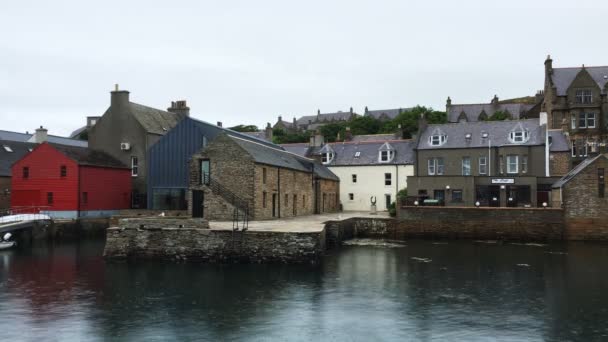 4k Ultrahd gebouwen door de Stromness haven in Orkney — Stockvideo