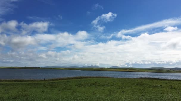 4k Ultrahd Visa Harray Loch, Orkney på en solig dag — Stockvideo