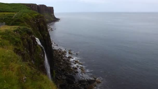 4k ultrahd Wasserfall ins Meer, Insel Skye, Schottland — Stockvideo