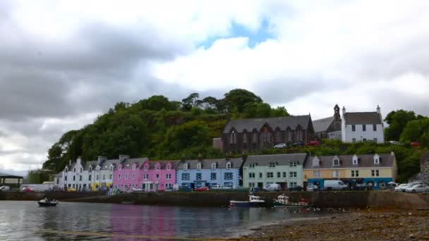 4k ultraHD Zeitraffer, farbenfrohe Gebäude in Portree, Insel Skye, Schottland — Stockvideo