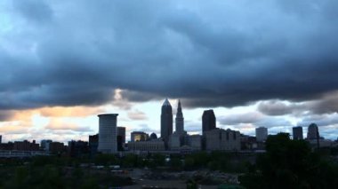 4k Ultrahd Timelapse şafakta Cleveland üzerinde kara bulutlar,