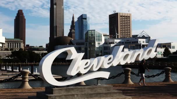 4K UltraHD Timelapse di Cleveland lettering di fronte a Skyline — Video Stock