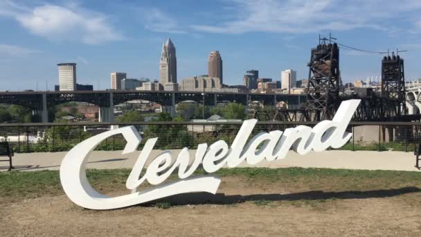 4K UltraHD Veduta del lettering Cleveland di fronte al centro della città — Video Stock