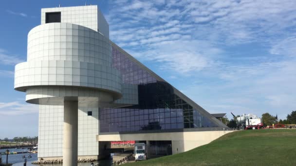 4k UltraHD Ansicht der Rock and Roll Hall of Fame und Museum, Cleveland, ohio — Stockvideo