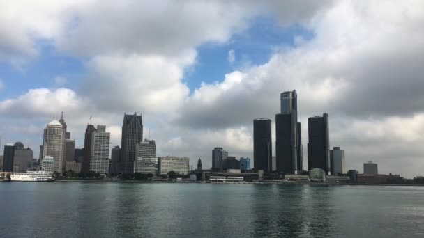 4k Ultrahd utsikt över Detroit skyline över floden — Stockvideo