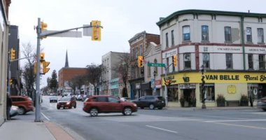 Whitby, Ontario, Kanada 4K şehir merkezi sahnesi
