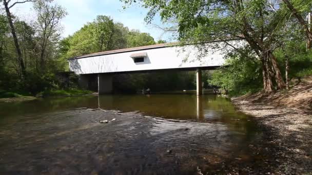 Widok Adams Mill Covered Bridge Indiana Stany Zjednoczone Ameryki — Wideo stockowe