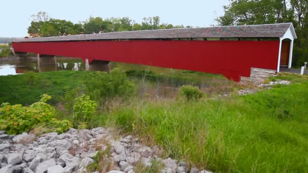 アメリカ合衆国インディアナ州のメディア屋根付き橋の眺め — ストック動画