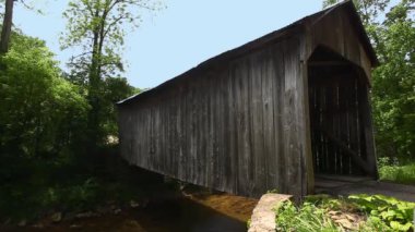 Ohio, Birleşik Devletler - 11 Eylül 2017: Davis Çiftlik Kaplama Köprüsü Ohio, ABD