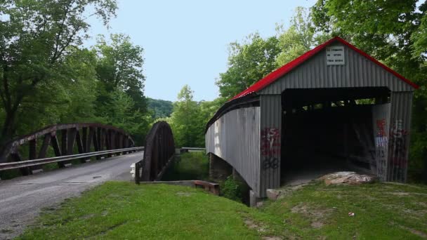 Ansicht Der Geer Mill Covered Bridge Ohio Vereinigte Staaten — Stockvideo