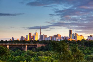 Toronto hava karardığında ufuk çizgisi