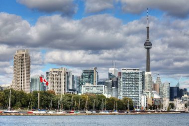 Ön planda marinası olan Toronto Skyline.