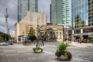 Arka planda CN kulesi olan Toronto sahnesi